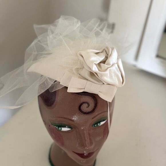 ElizaBeth Rohloff VINTAGE 1950s IVORY SATIN & TULLE FASCINATOR HAT - Picture 2 of 4